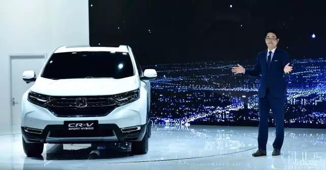 作為全球最暢銷的SUV， CR-V創(chuàng)造了無數(shù)個(gè)奇跡。撇開全球不說，從2004年CR-V被引進(jìn)到中國市場以來，就開拓了城市SUV市場，開啟了國內(nèi)高品質(zhì)SUV生活潮流。進(jìn)取之路永不停止，就在此次上海車展期間，東風(fēng)本田CR-V也終于迎來了全新?lián)Q代，實(shí)現(xiàn)了從內(nèi)到外的全面革新。