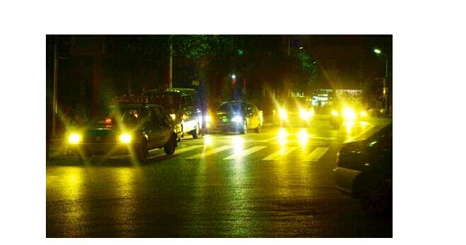 夜晚開車，小心穿了隱身衣的黑衣女子，會(huì)吃人！