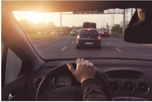 開車的這些陋習，據(jù)說會開車的人都犯過！別說你沒有！